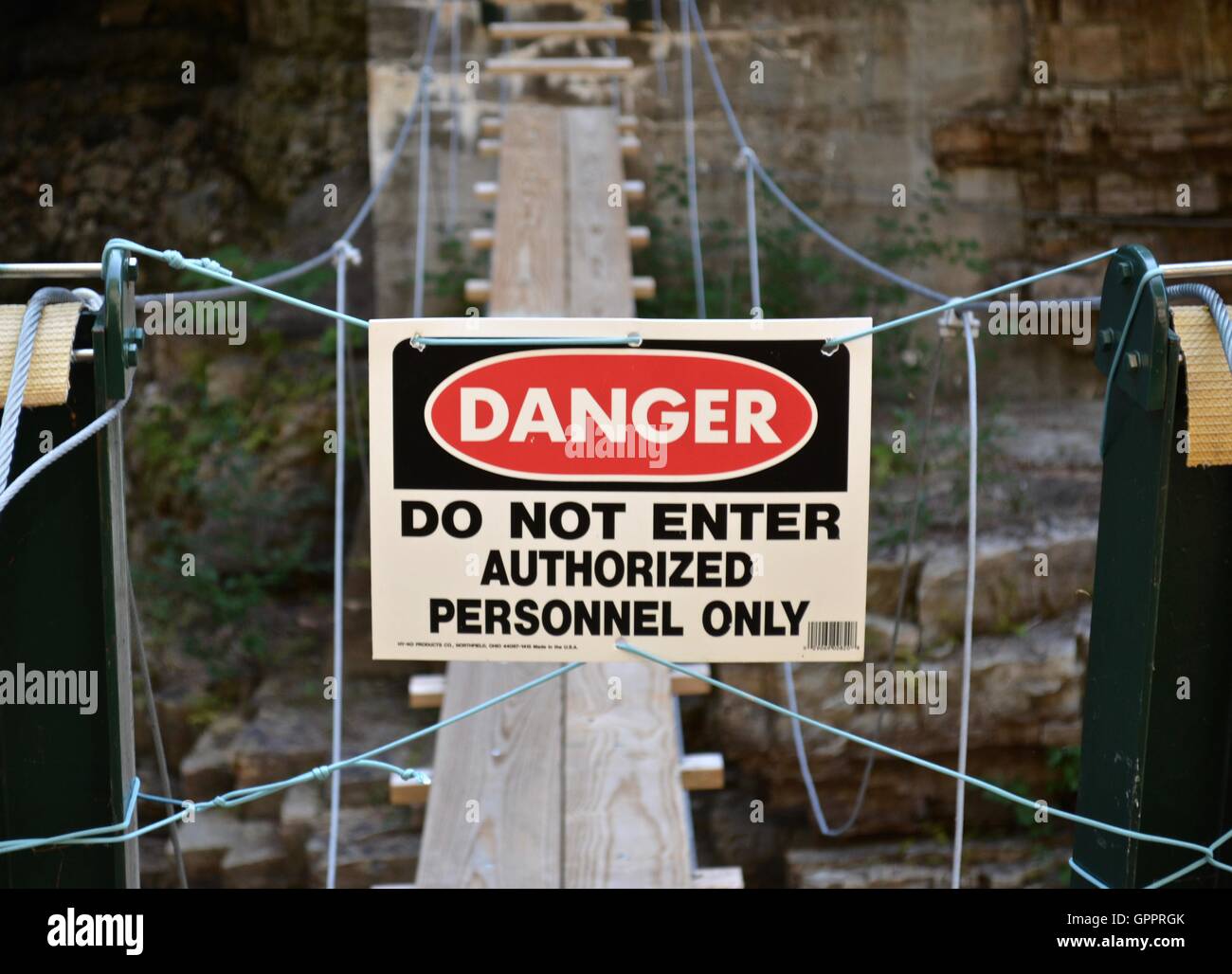 Gefahrenzeichen allein eine schmale Brücke in einer Schlucht. Stockfoto