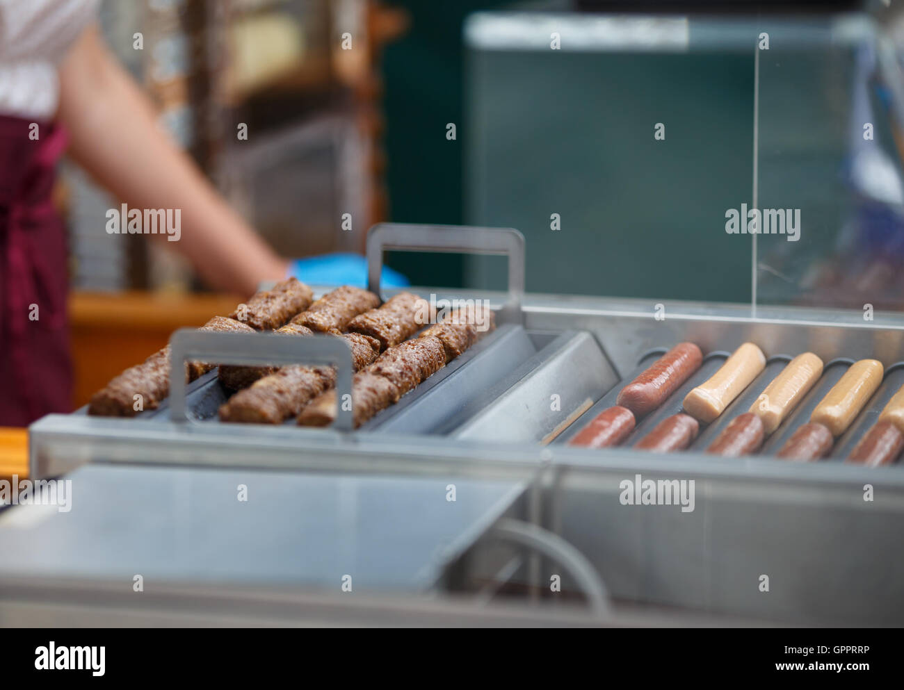 Würstchen und Wurst für Hot Dogs auf dem Grill geröstet. Streetfood Stockfoto