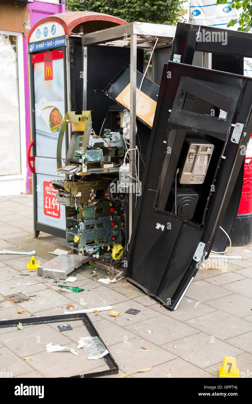 CASHPOINT / cash Point / ATM / Geldautomaten / "Hole in the Wall", die beraubt / von Bande von Dieben geplündert wurde. UK Stockfoto