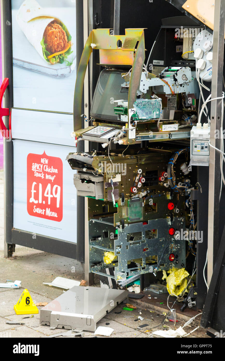 CASHPOINT / cash Point / ATM / Geldautomaten / "Hole in the Wall", die beraubt / von Bande von Dieben geplündert wurde. UK Stockfoto