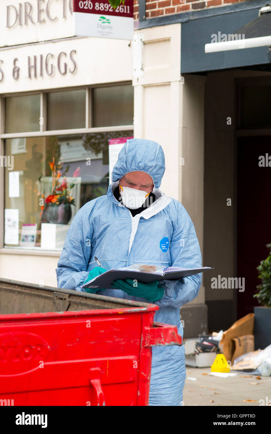 Szenen des Verbrechens Officer / Verbrechen Offiziere arbeiten & sammeln Beweise am Tatort ein Raub / Diebstahl. VEREINIGTES KÖNIGREICH. Stockfoto