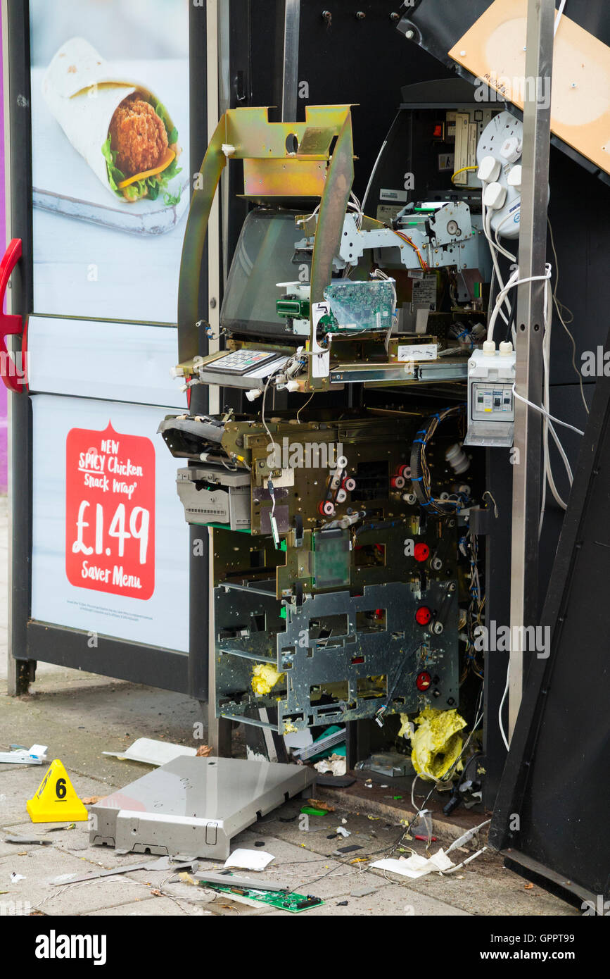 CASHPOINT / cash Point / ATM / Geldautomaten / "Hole in the Wall", die beraubt / von Bande von Dieben geplündert wurde. UK Stockfoto