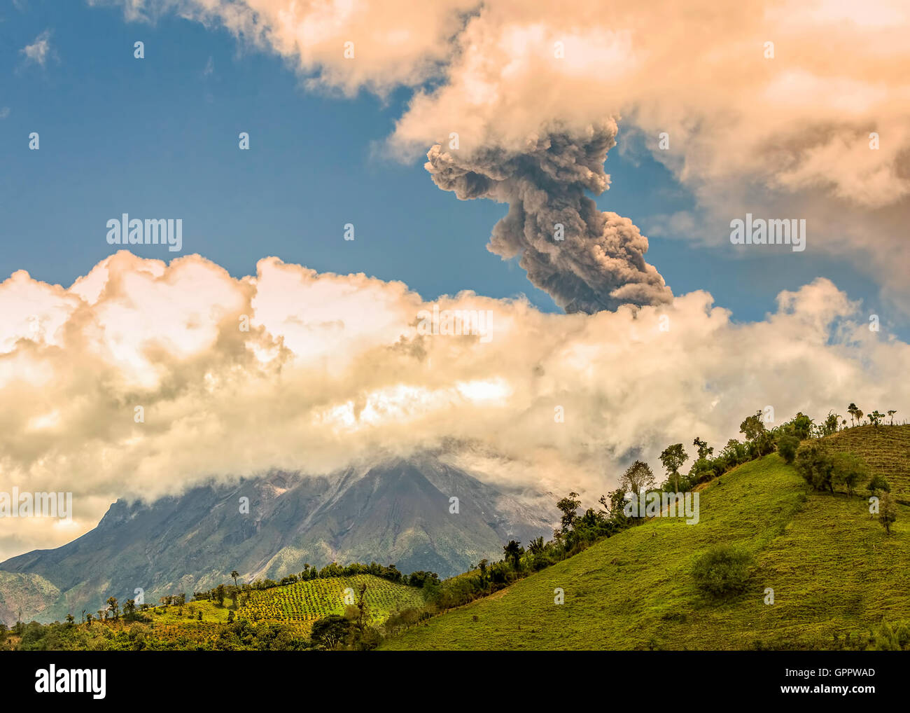 Pyroclastic Explosion über Vulkan Tungurahua, Ecuador, Südamerika Stockfoto