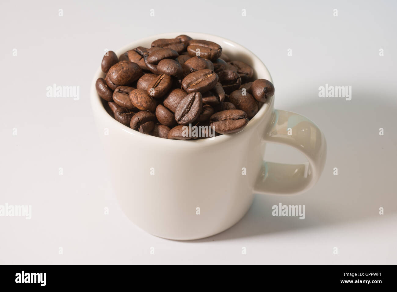 Espressotasse voll Kaffee Bohnen Stockfoto