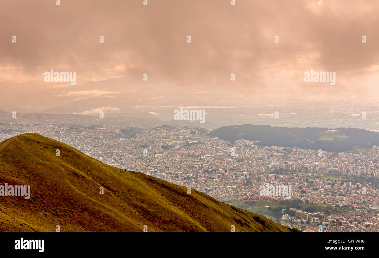 Luftaufnahme von Quito auf einem bewölkten Tag, Ecuador, Südamerika Stockfoto