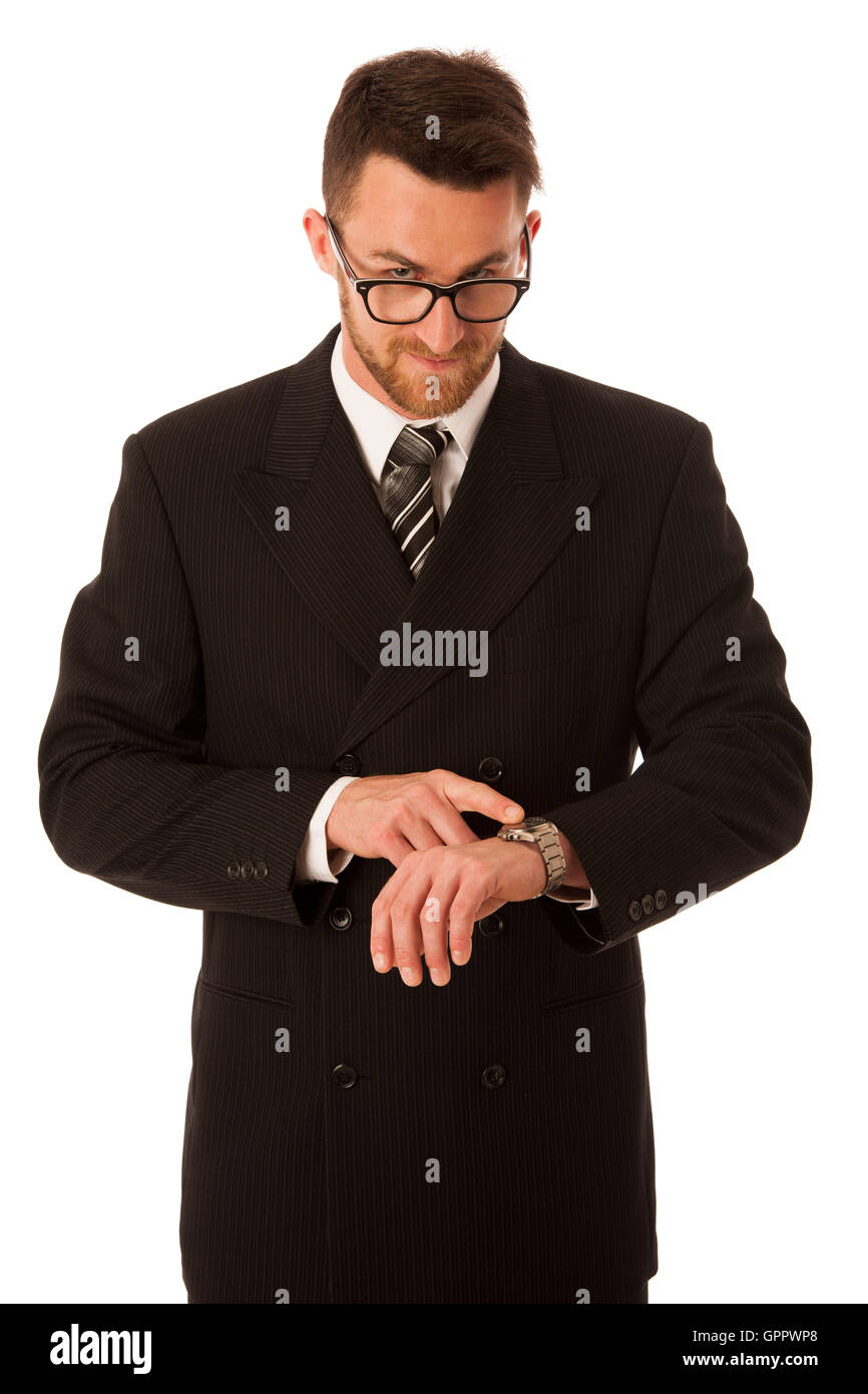 Erfolgreicher Geschäftsmann in formalen Überprüfung Zeit auf Armbanduhr isoliert über weißen Anzug. Stockfoto