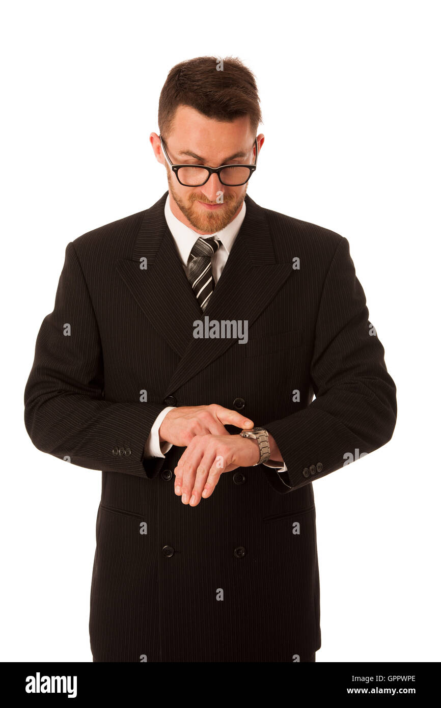 Erfolgreicher Geschäftsmann in formalen Überprüfung Zeit auf Armbanduhr isoliert über weißen Anzug. Stockfoto