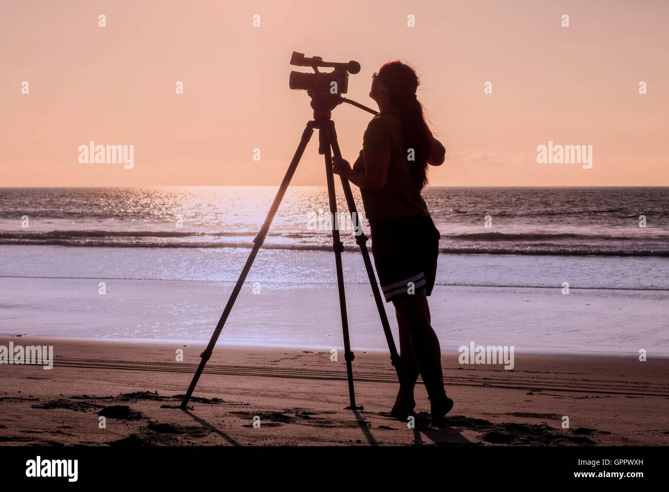 Frau Fotograf nimmt Foto von der schönen Seenlandschaft, Galapagos Insel, Ecuador, Südamerika Stockfoto