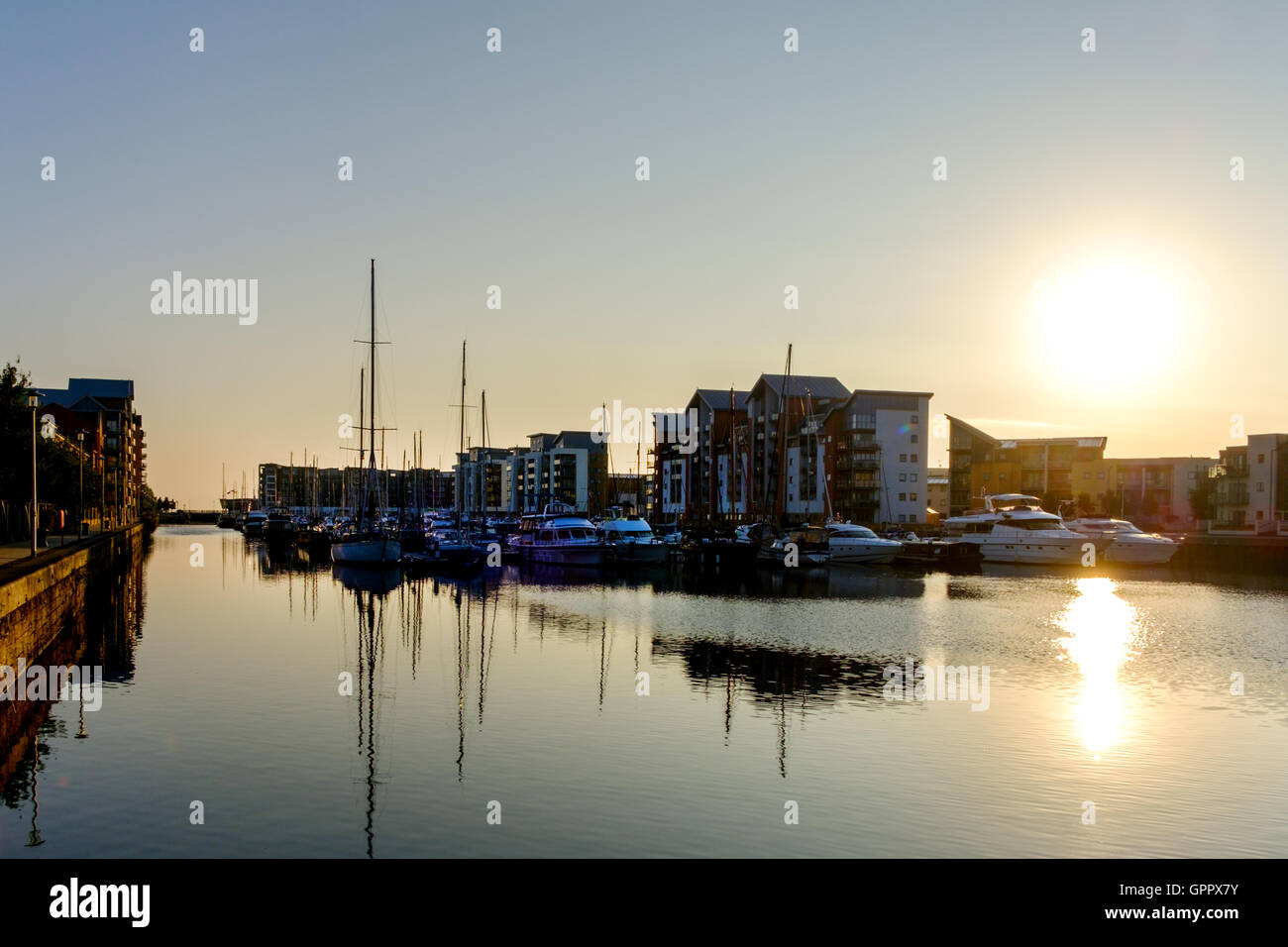 Am frühen Morgen Schuss von Portishead Quays Marina mit Booten und Yachten vor Anker und spiegelt sich im Wasser noch marina Stockfoto