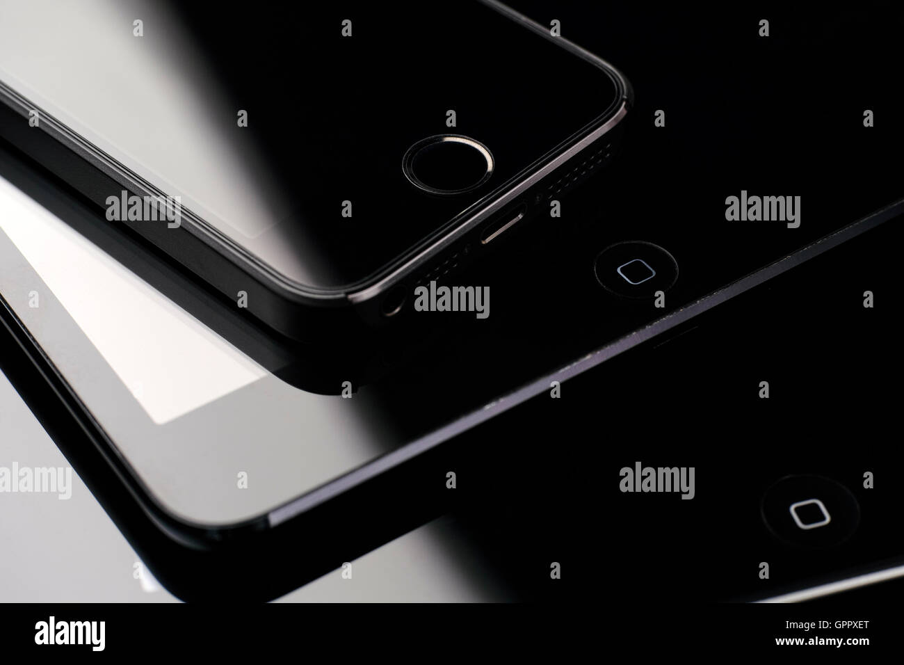 Tambow, Russische Föderation - 26. Februar 2015 Closeup des Stapels von Apple-Geräten - iPhone 5 s, iPad Mini und iPad 2. Studio gedreht. Stockfoto