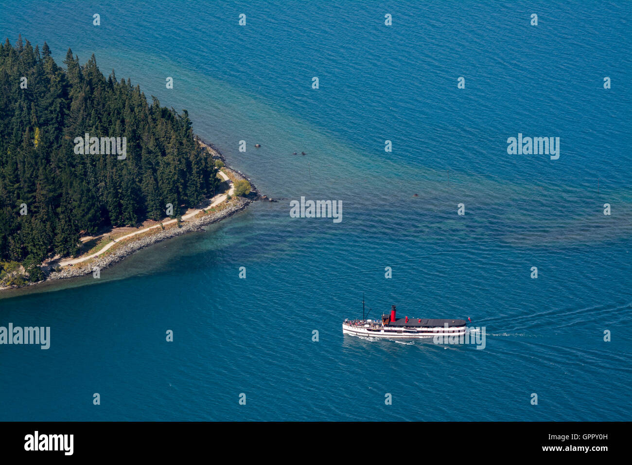 Queenstown, Neuseeland - März 2016: Vintage Dampfschiff TSS Earnslaw Kreuzfahrten in Lake Wakatipu, Queenstown, Neuseeland Stockfoto