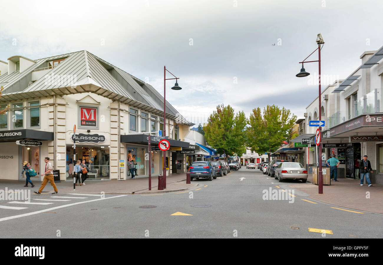 Queenstown, Neuseeland - März 2016: Straßenszenen und Geschäft Bezirk von Queenstown, Südinsel von Neuseeland Stockfoto