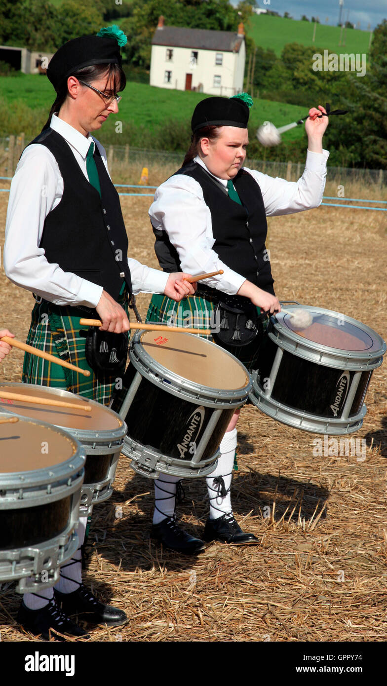 Frauen-Trommler in Corduff Pipe Band erklingt in der Carrickmacross Vintage Club Field Day-Charity-event Stockfoto