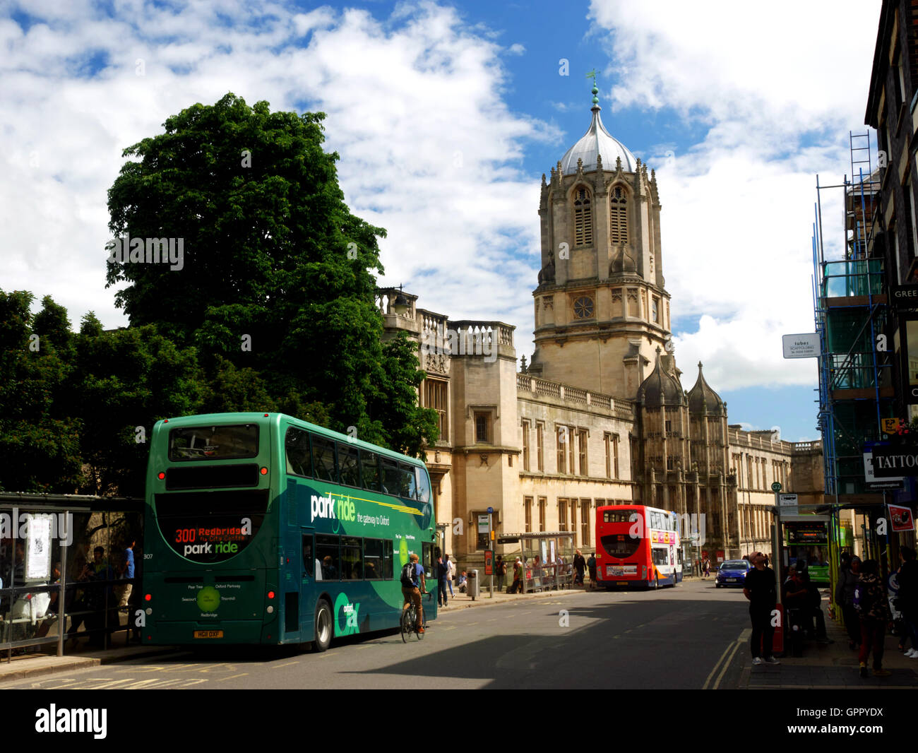 Blick nach unten St Aldates Richtung Christ Church Cathedral, Oxford. Stockfoto
