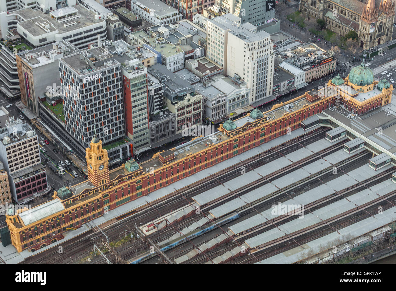 Melbourne, Australien - 27. August 2016: Luftaufnahme des Flinders Street Train Station und Bürogebäuden in Melbourne CBD Stockfoto