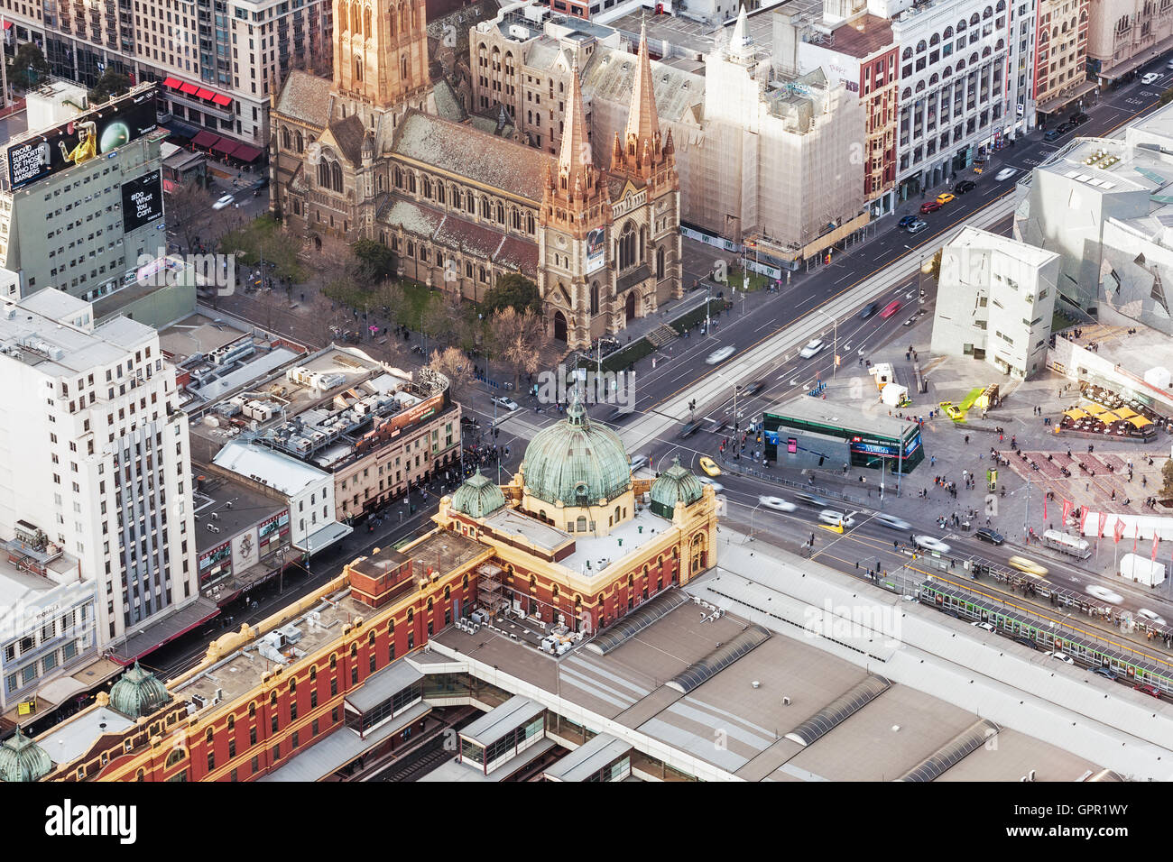 Melbourne, Australien - 27. August 2016: Luftaufnahme des Flinders Street Station und St. Pauls Cathedral Stockfoto