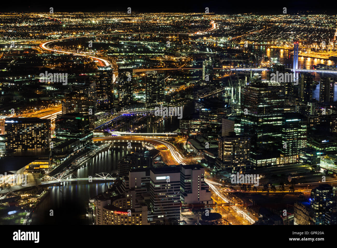 Aerial Nachtansicht von Melbourne CBD und Yarra River. Melbourne, Victoria, Australien Stockfoto