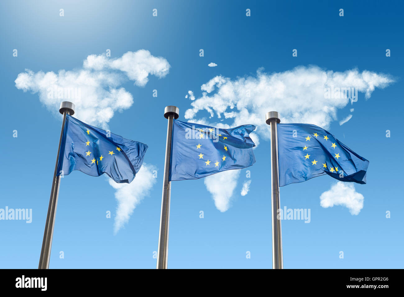 EU-Flaggen gegen Weltkarte von Wolken gemacht Stockfoto