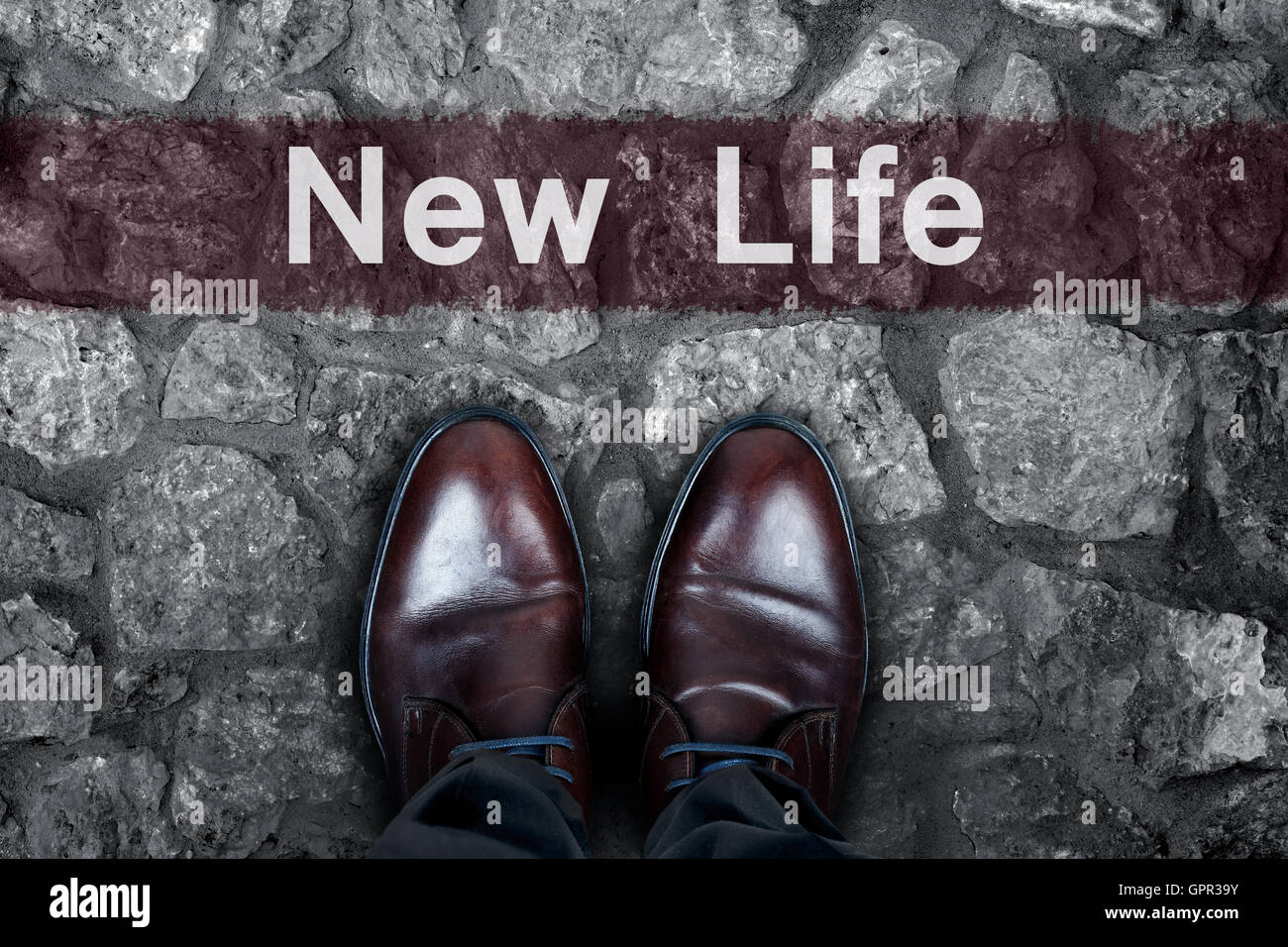 Neue Leben-Nachricht auf Asphalt und Business Schuhe Stockfoto