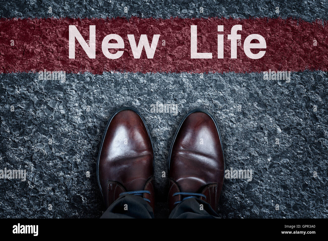 Neue Leben-Nachricht auf Asphalt und Business Schuhe Stockfoto