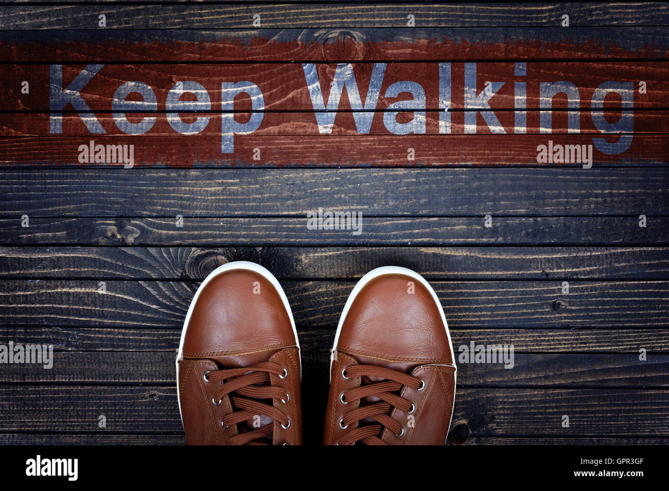 Keep Walking Nachricht und Sport Schuhe auf Holzboden Stockfoto