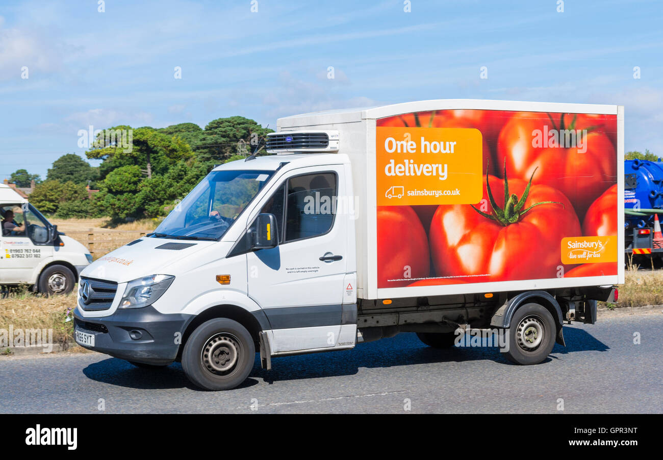 Sainsburys Essen Lieferwagen auf einer Straße in England, UK. Stockfoto