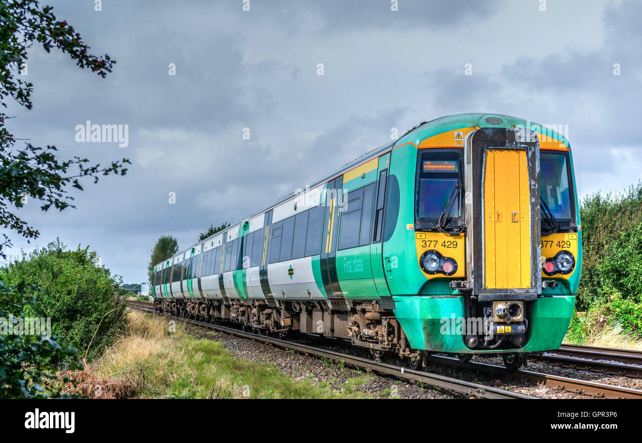 Klasse 377 Electrostar Southern Rail Zug in West Sussex, England, UK. Südzug. Südzüge. Stockfoto
