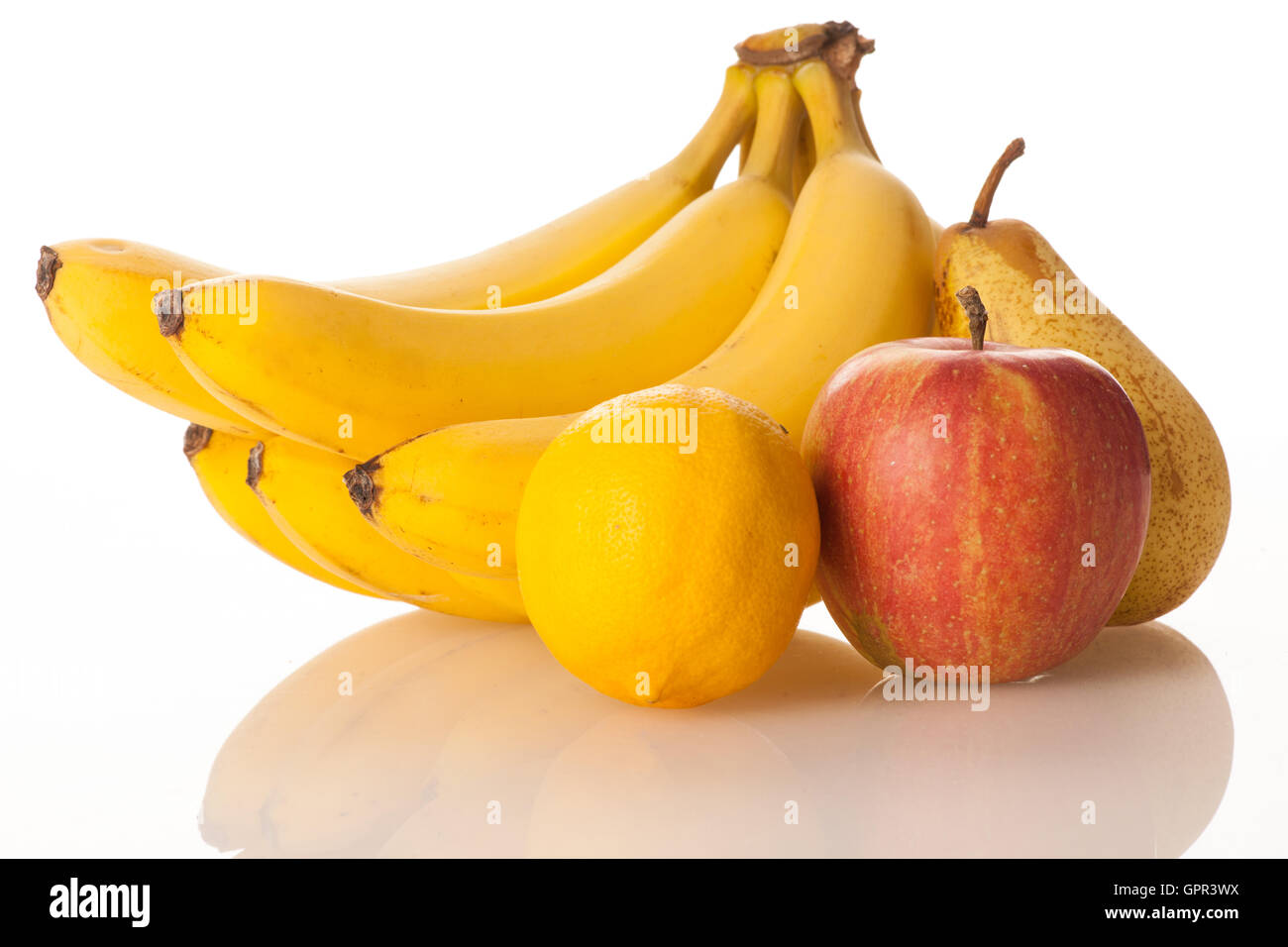 Frisches Obst Banane Zitrone Haufen Apfel- und Birnensorten isoliert auf weiß Stockfoto