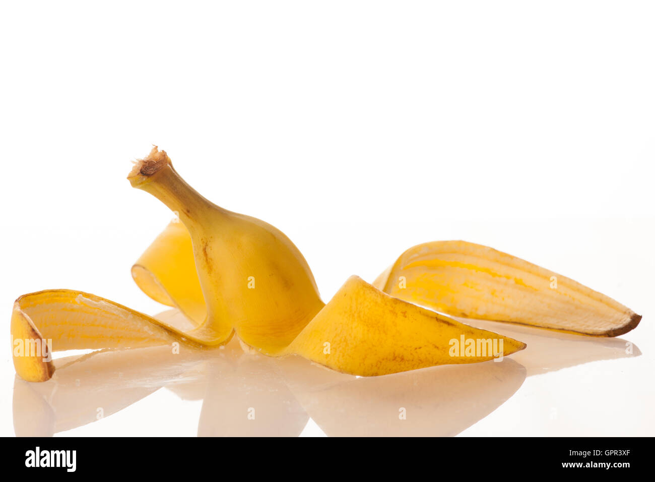 Bananenschale auf weißem Hintergrund Stockfoto