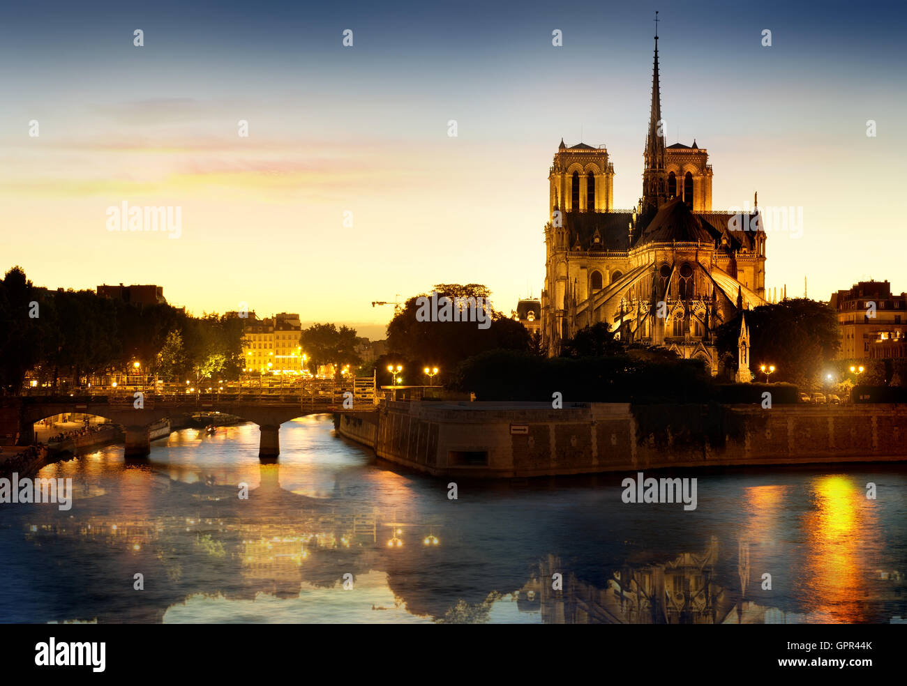 Kathedrale Notre Dame de Paris bei Nacht. Stockfoto