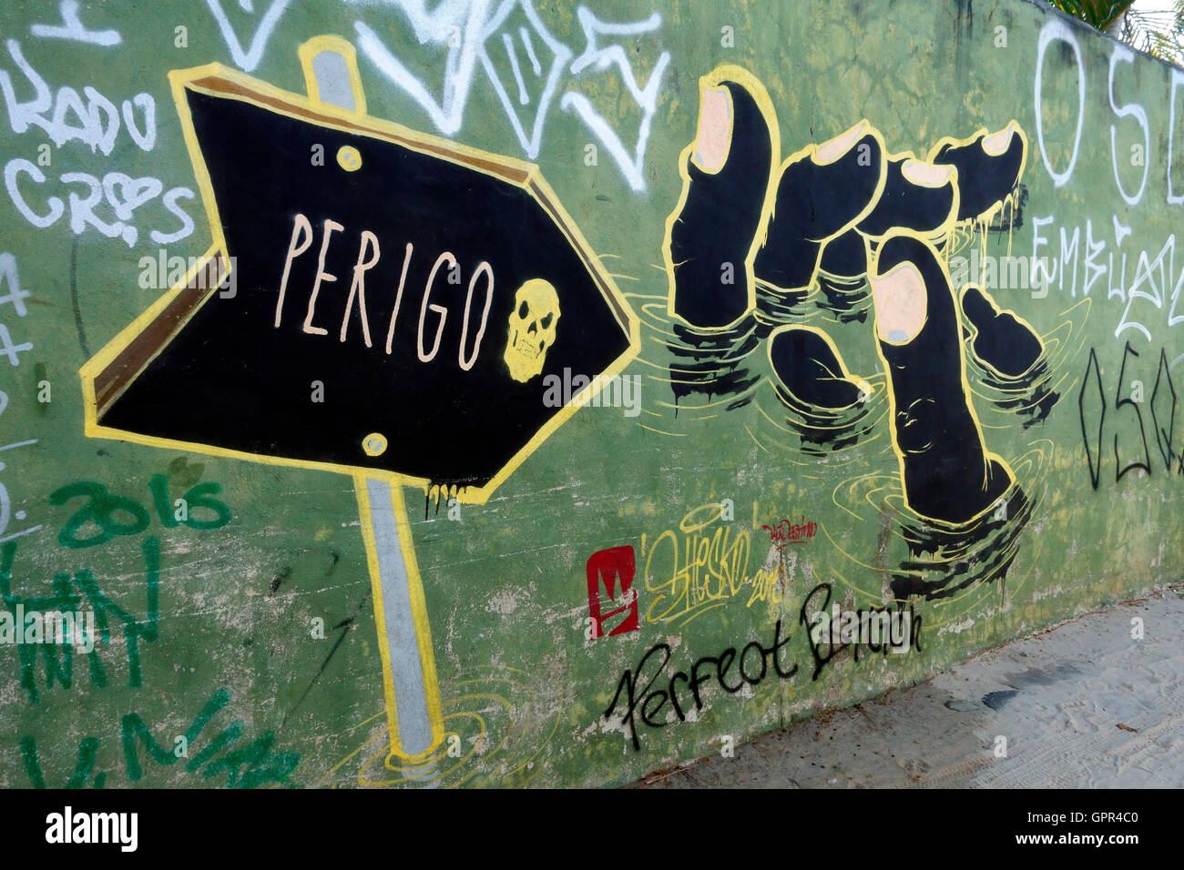 Graffiti an der Wand in Brasilien. Perigo bedeutet Gefahr. Stockfoto