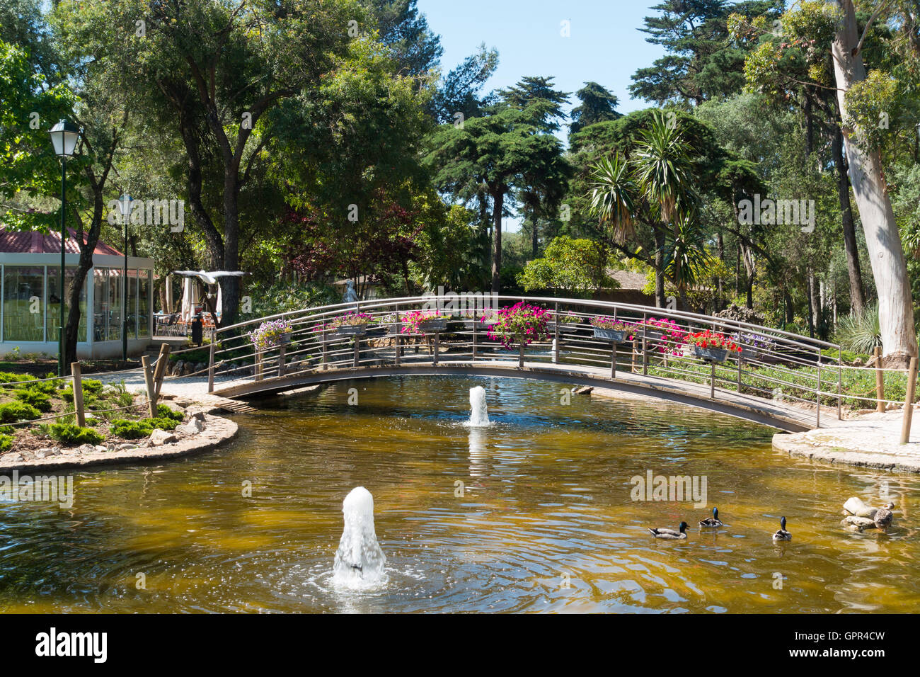 Springbrunnen und Teich in Marechal Carmona Park, Cascais, in der Nähe von Lissabon, Portugal Stockfoto