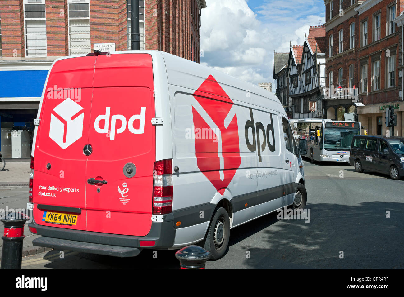 DPD Paketzustellwagen mit Zustellung im Stadtzentrum York North Yorkshire England Großbritannien Großbritannien Großbritannien Großbritannien Großbritannien Großbritannien Großbritannien Großbritannien Großbritannien Großbritannien Großbritannien Großbritannien Großbritannien Stockfoto