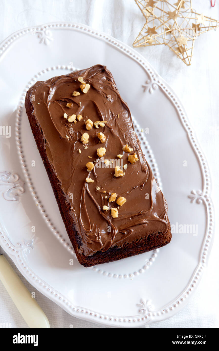 Schokoladenkuchen für Weihnachten und Winter Ferien auf weiße ovale Schale Stockfoto