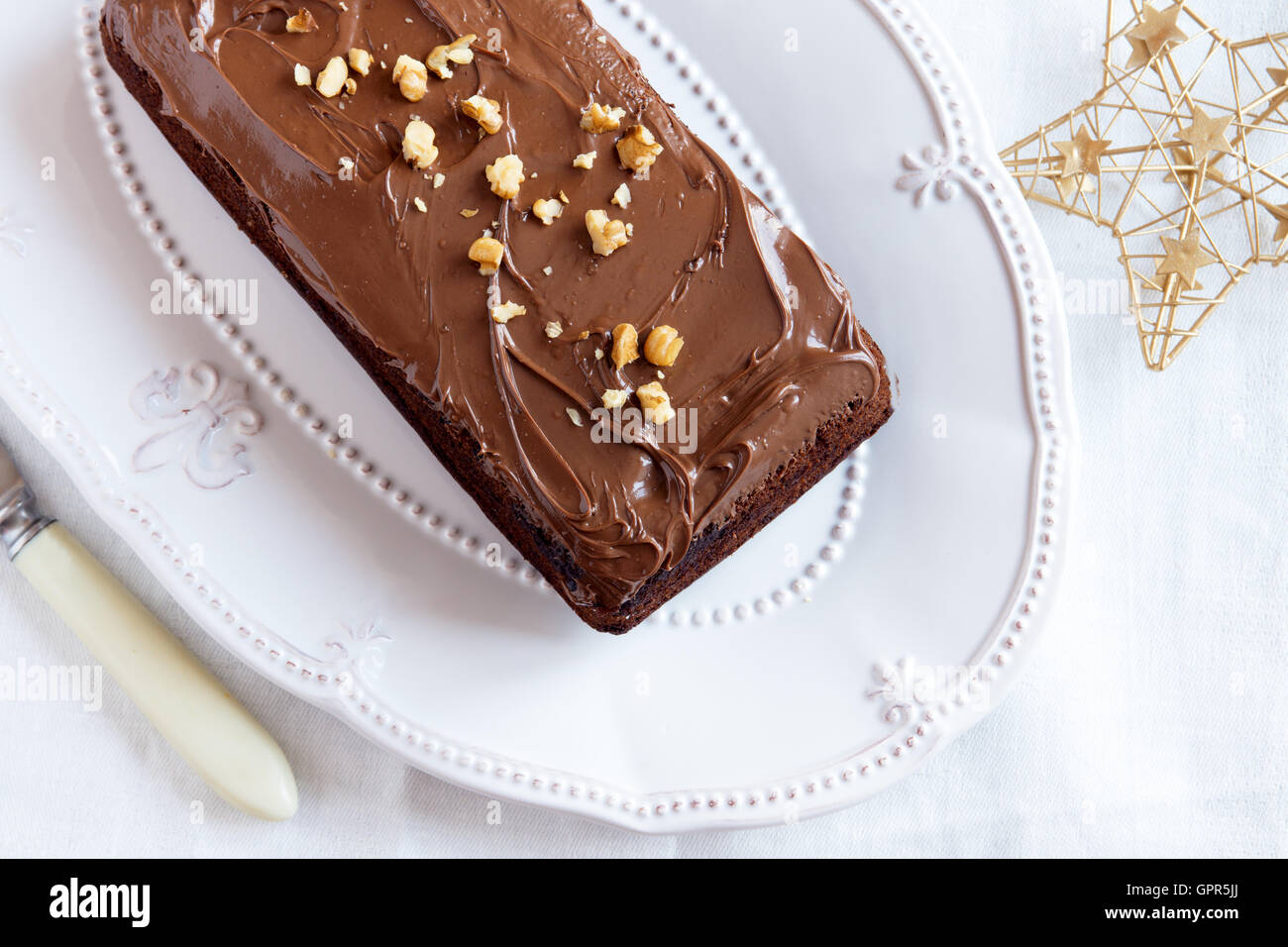 Schokoladenkuchen für Weihnachten und Winter Ferien auf weiße ovale Schale Stockfoto