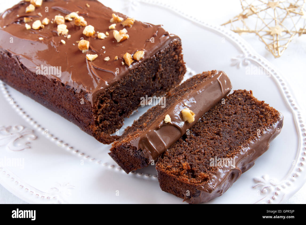 Schokoladenkuchen für Weihnachten und Winter Ferien auf weiße ovale Schale Stockfoto