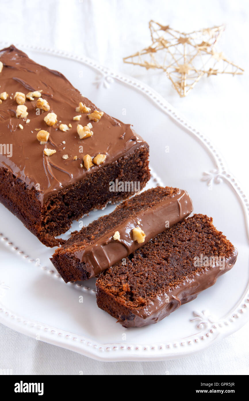 Schokoladenkuchen für Weihnachten und Winter Ferien auf weiße ovale Schale Stockfoto