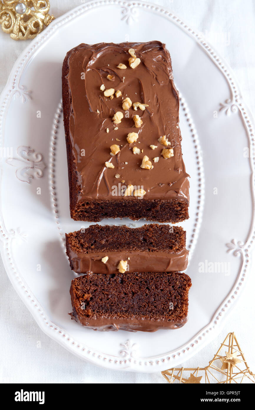 Schokoladenkuchen für Weihnachten und Winter Ferien auf weiße ovale Schale Stockfoto