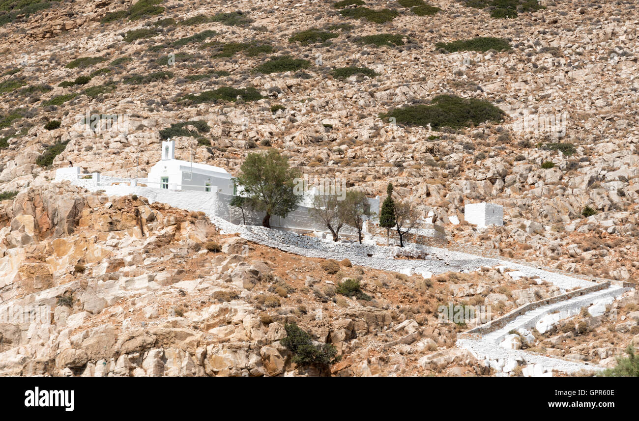 Christliche traditionelle weiße Kirche von Agia Marina in Kamares Hafen Bereich in der griechischen Insel Sifnos in Griechenland. Stockfoto