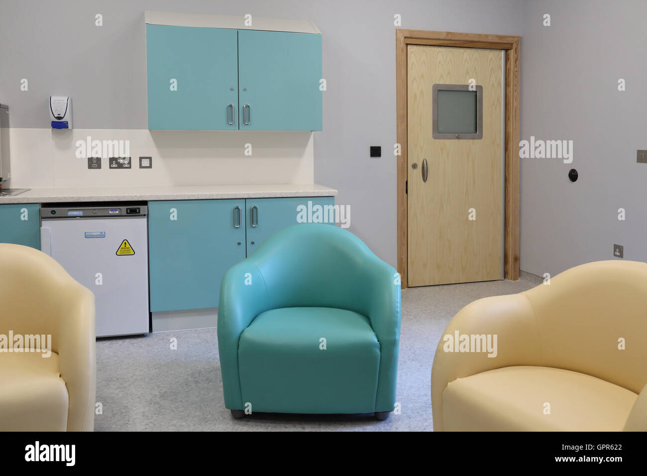 Sprechzimmer in eine neue sichere psychiatrisches Krankenhaus-Einheit - zeigt Spezialist, Möbel- und Türenindustrie Hochsicherheits- Stockfoto