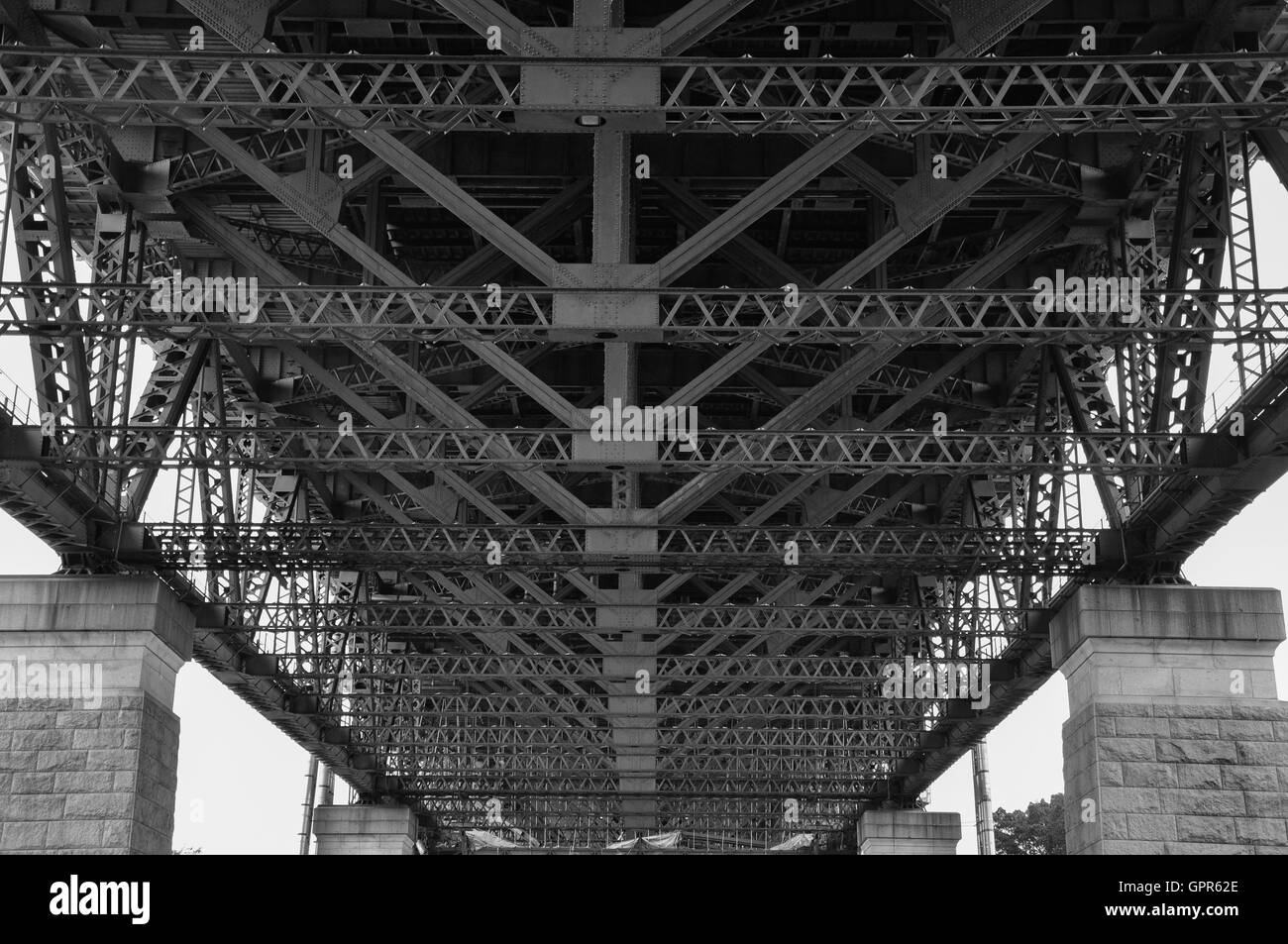 Unter der Sydney Harbour Bridge, Australien, verarbeitet in schwarz / weiß Stockfoto