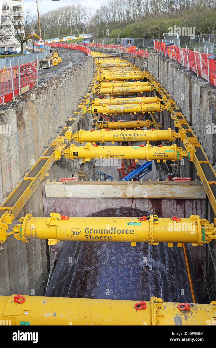 Die Installation von einem neuen, großen Durchmessers Abwasserkanal durch Schild Halle Bezirk von Glasgow. Zeigt Ausgrabung und Verbau. Stockfoto