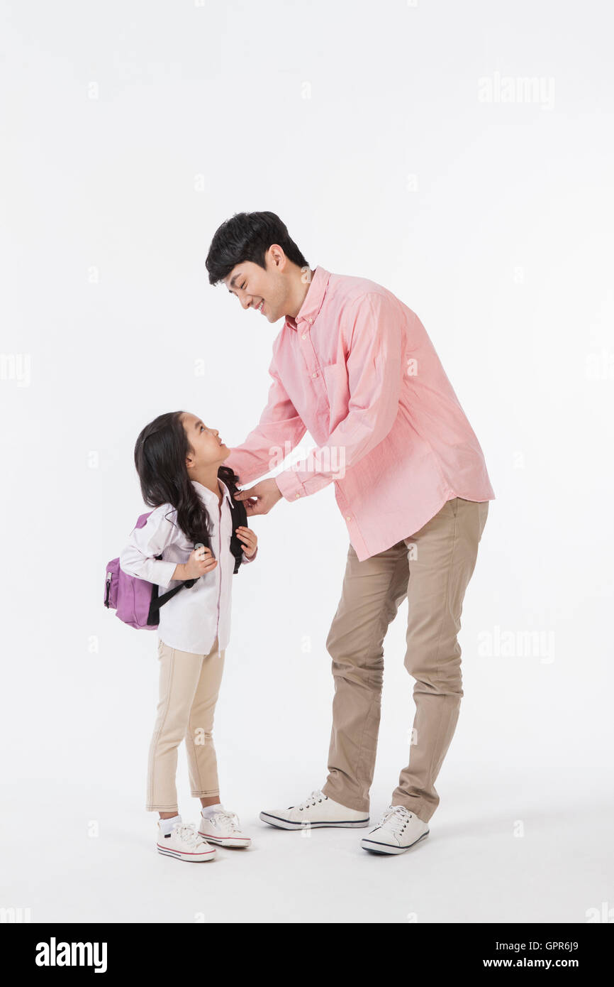 Liebender Vater hilft seiner Tochter zur Schule zu gehen Stockfoto