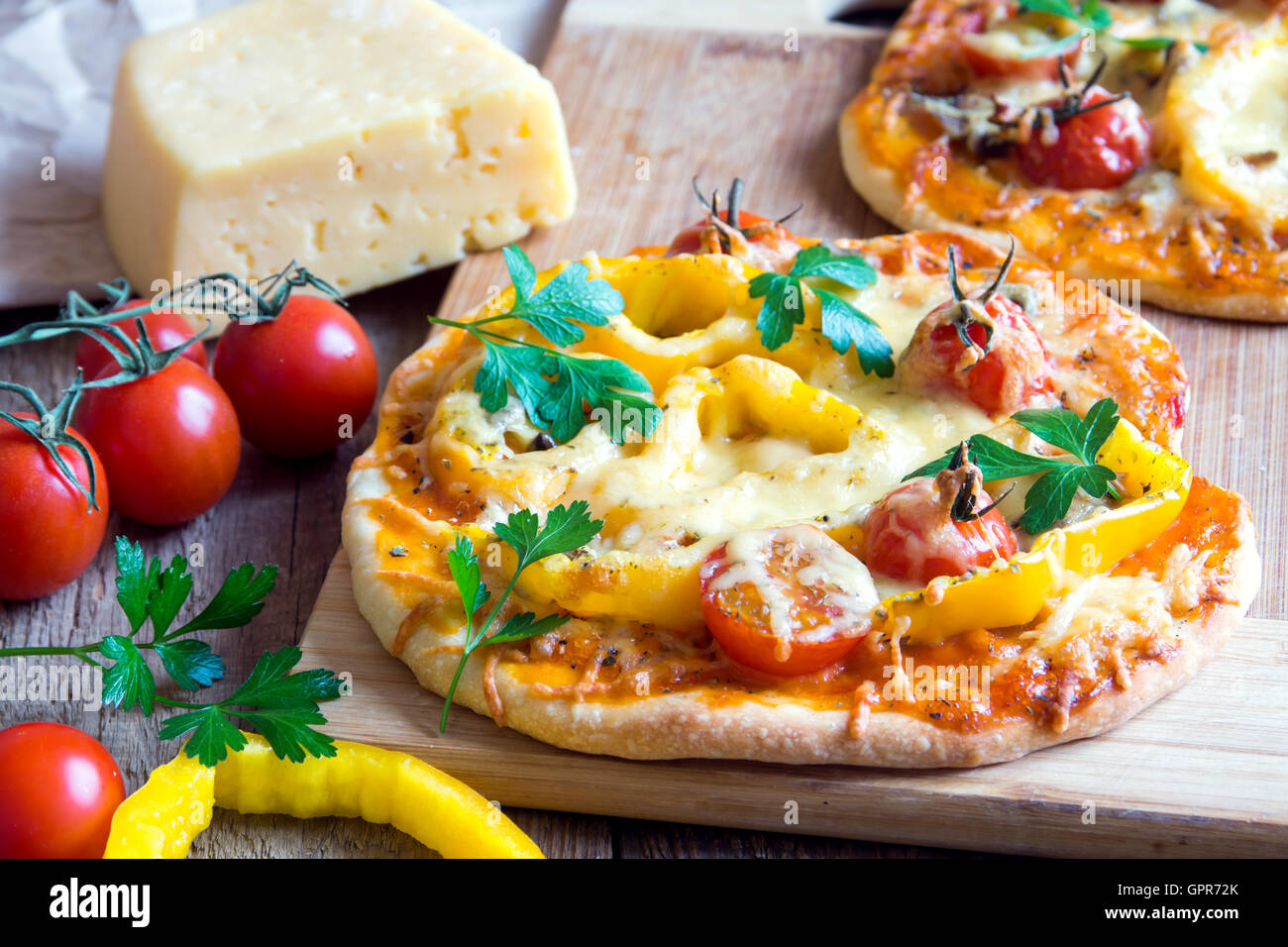 Gemüse Pizza und Zutaten auf hölzernen Druckstoffen board ...