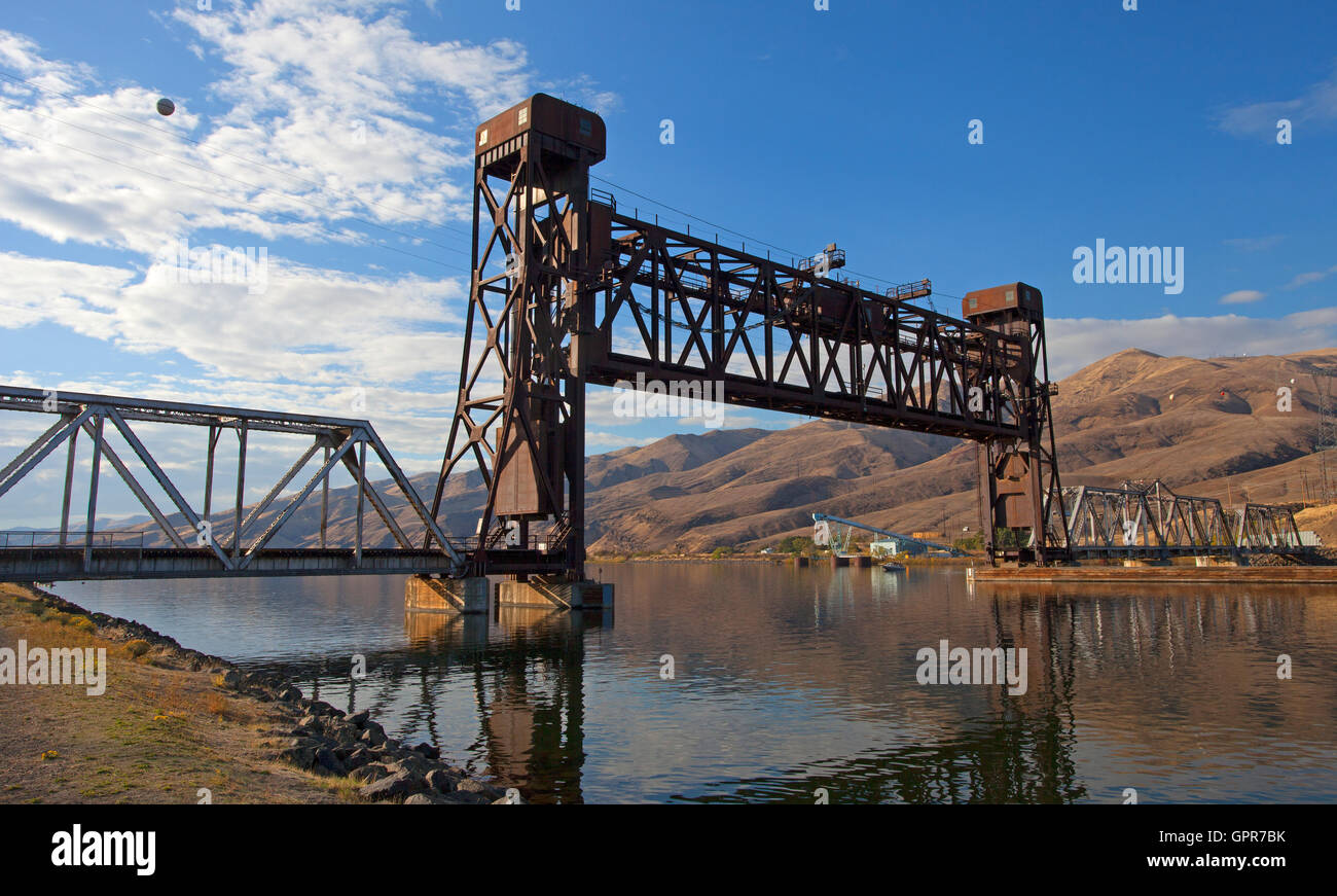 Eisenbahnbrücke, die über einen Fluss in Lewiston, Idaho ausgelöst werden können Stockfoto