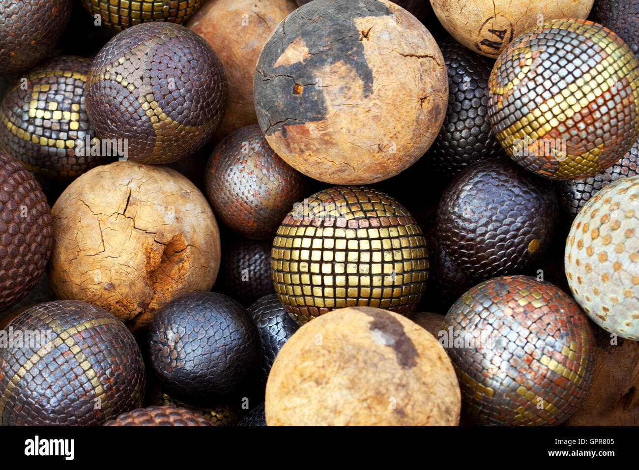 Diverse Deko aus Holz und Metall-Kugeln auf einem Flohmarkt Stockfoto
