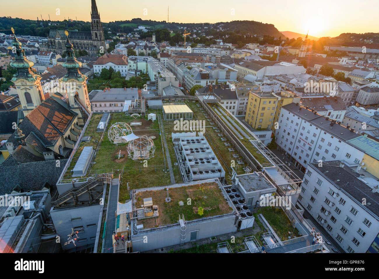 Blick vom Aussichtsturm zum Einbau in Ausstellung "Höhenrausch 2016" und Kirche Ursulinenkirche und neue Kathedrale in Lin Stockfoto
