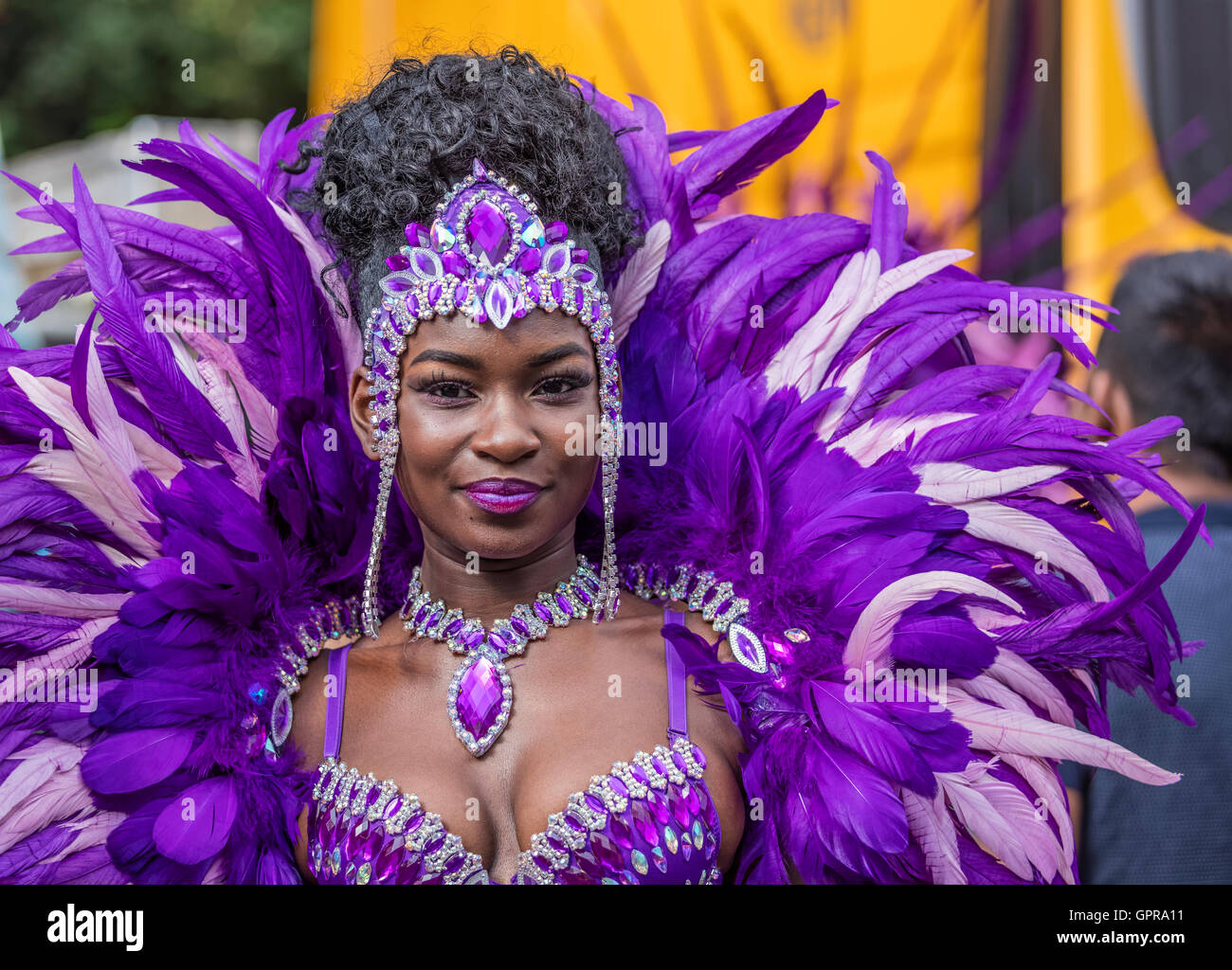 Atemberaubend schöne schwarze Lady mit einem lila Feder Kostüm am Karneval  von Notting Hill im Westen Londons Stockfotografie - Alamy