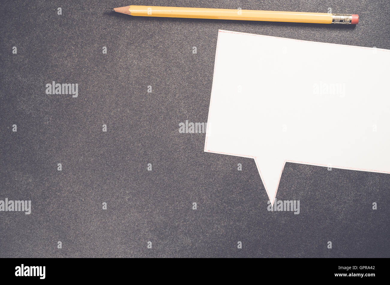 White-Paper leere Sprechblase auf einer dunklen Schieferoberfläche Stockfoto