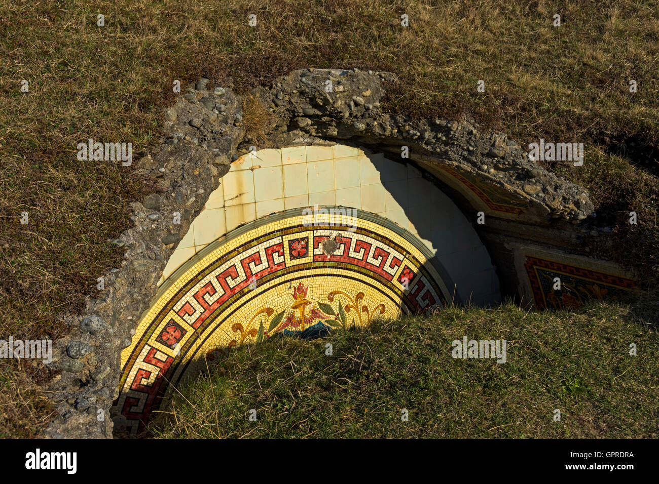 Reste der ersten Bullough Mausoleum, die abgerissen wurde, Harris Bay, UK, Schottland, Isle of Rum. Stockfoto